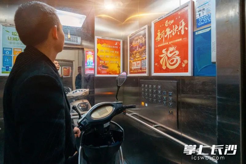電動(dòng)自行車(chē)一進(jìn)入電梯監(jiān)控系統(tǒng)就會(huì)立即自動(dòng)報(bào)警且電梯門(mén)無(wú)法關(guān)閉圖片